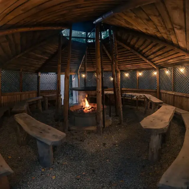 Altana z paleniskiem - ławy z bali i oświetlenie