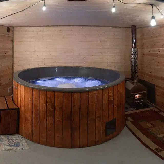 Balia z hydromasażem, podgrzewana piecem na drewno