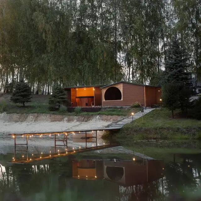 Saunomors o zmierzchu - sauna, balia i pomost nad stawem