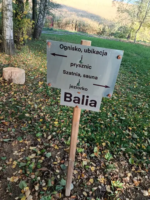Drogowskaz na terenie obiektu